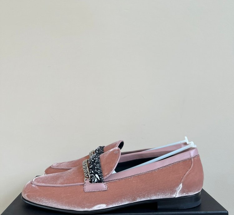 Bandana Chain Velvet Loafer In Salmon