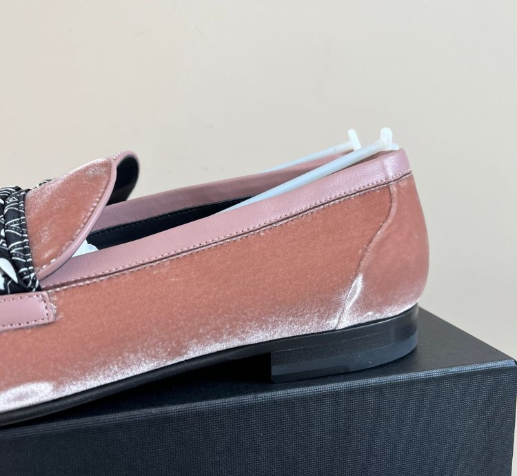 Bandana Chain Velvet Loafer In Salmon