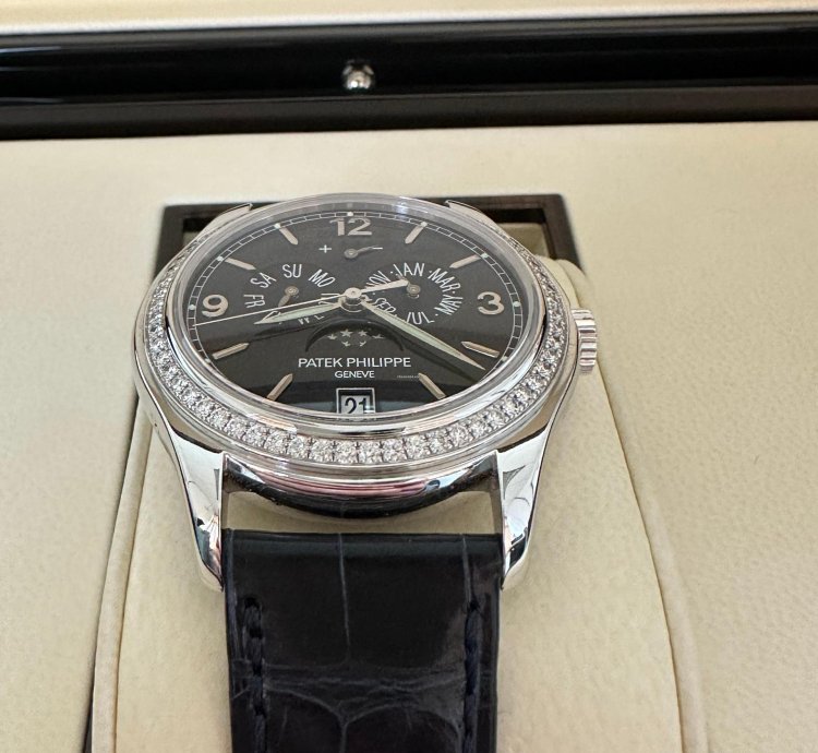 Patek Philippe Annual Calendar 5147g-001