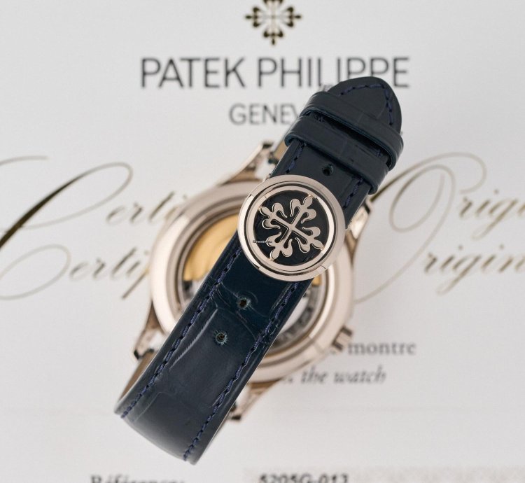 Patek Philippe Annual Calendar 5205g - 18k White Gold - Blue Dial - Full Set - Like New