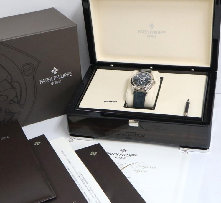 Patek Philippe Annual Calendar 5205g-0013 Automatic Very Good