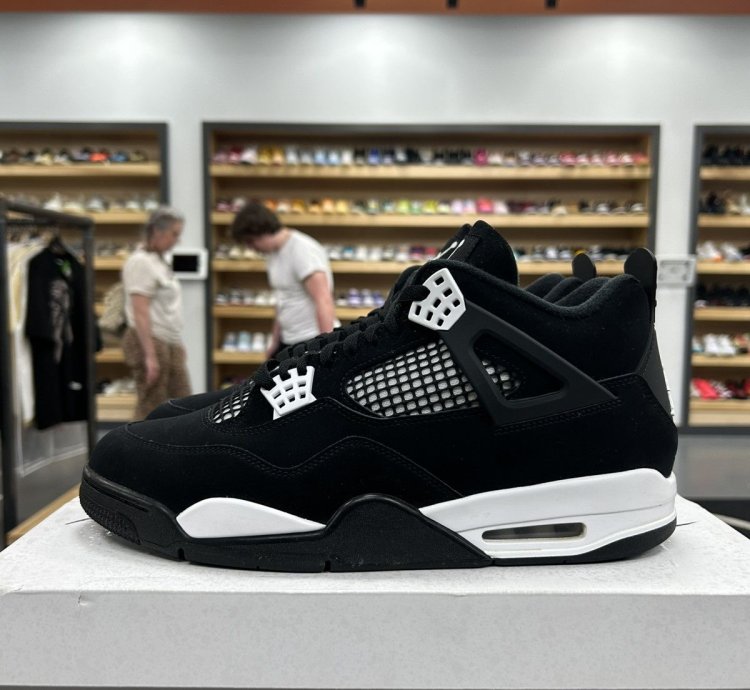 Jordan 4 Retro White Thunder