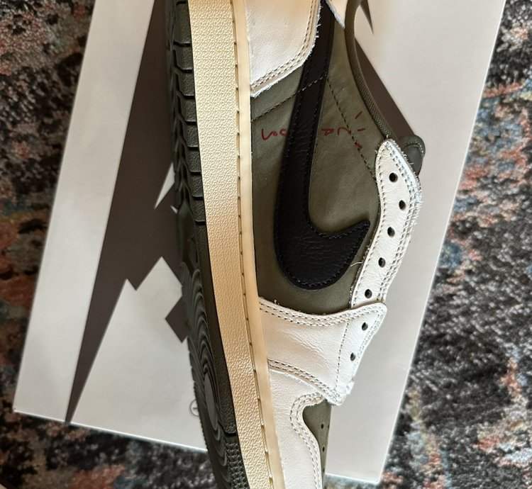 Jordan 1 Low Travis Scott Medium Olive Size 9