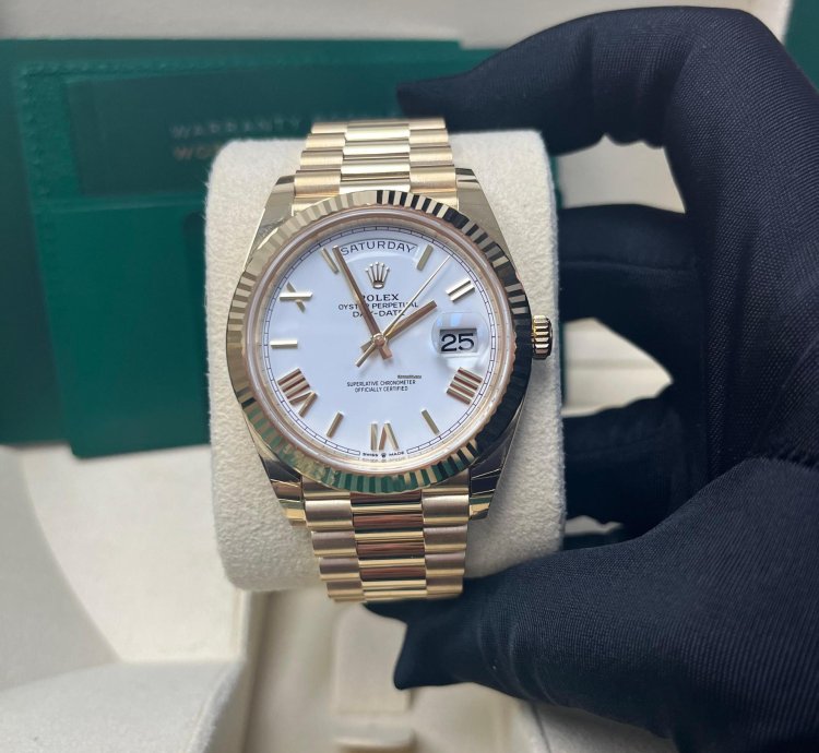 Rolex Day-date 40 Yellow Gold White Roman Dial Fluted Bezel 228238