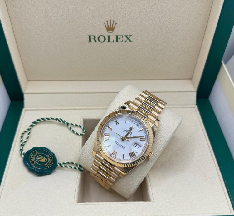 Rolex Day-date 40 Yellow Gold White Roman Dial Fluted Bezel 228238