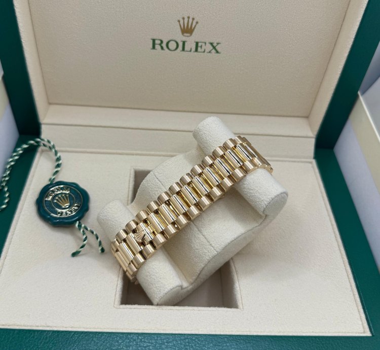 Rolex Day-date 40 Yellow Gold White Roman Dial Fluted Bezel 228238