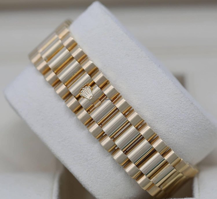 Rolex Day-date Ii 218238 Yellow Gold Watch Silver Roman Dial Absolutely Never Worn Factory Stickers
