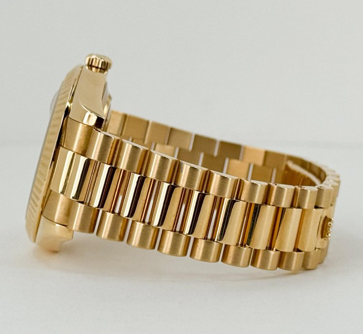 Rolex Day-date Ii 41mm Yellow Gold Fluted Bezel Champagne Diamond Dial Presidential Band