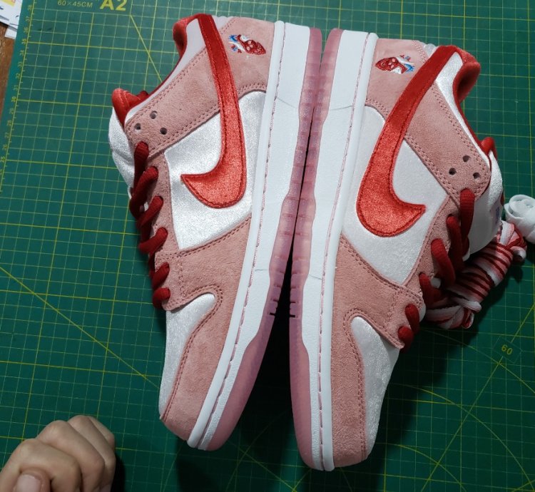 Nike Sb Dunk Low X Strangelove valentines Day Ct2552-800