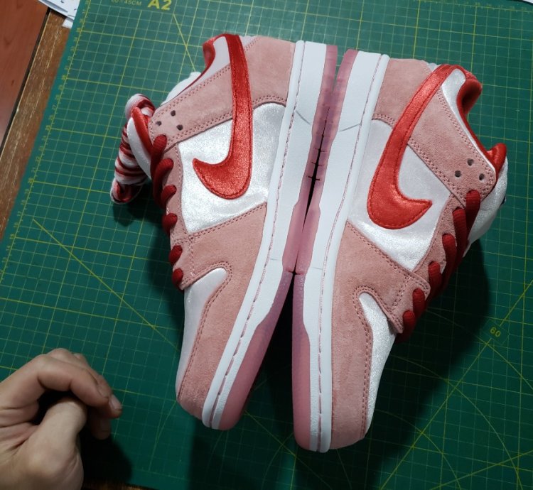 Nike Sb Dunk Low X Strangelove valentines Day Ct2552-800