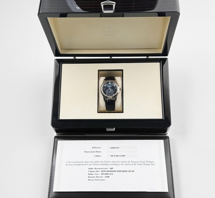 Patek Philippe Annual Calendar Complications 5205g-013 Annual Calendar White Gold Blue Dial 2020
