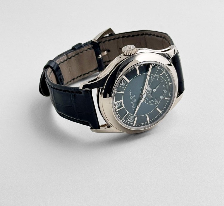 Patek Philippe Annual Calendar Complications 5205g-013 Annual Calendar White Gold Blue Dial 2020