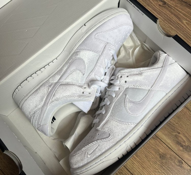 Nike Dunk Low Dover Street Market Triple White Velvet Size 9