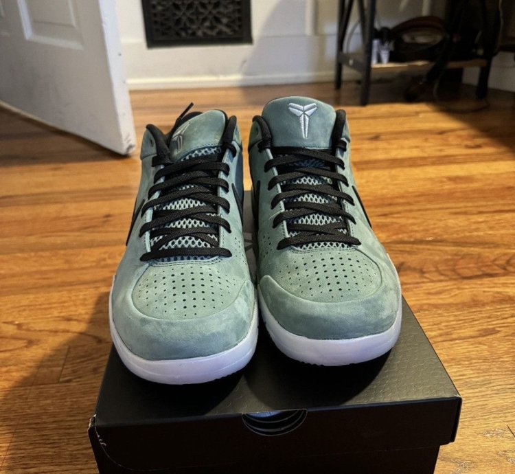 Nike Kobe 4 Protro Girl Dad Size 11