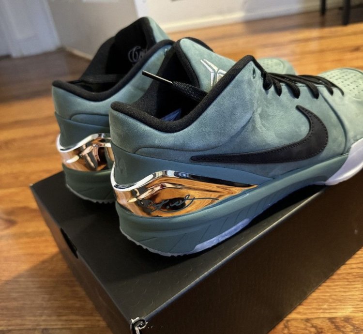 Nike Kobe 4 Protro Girl Dad Size 11