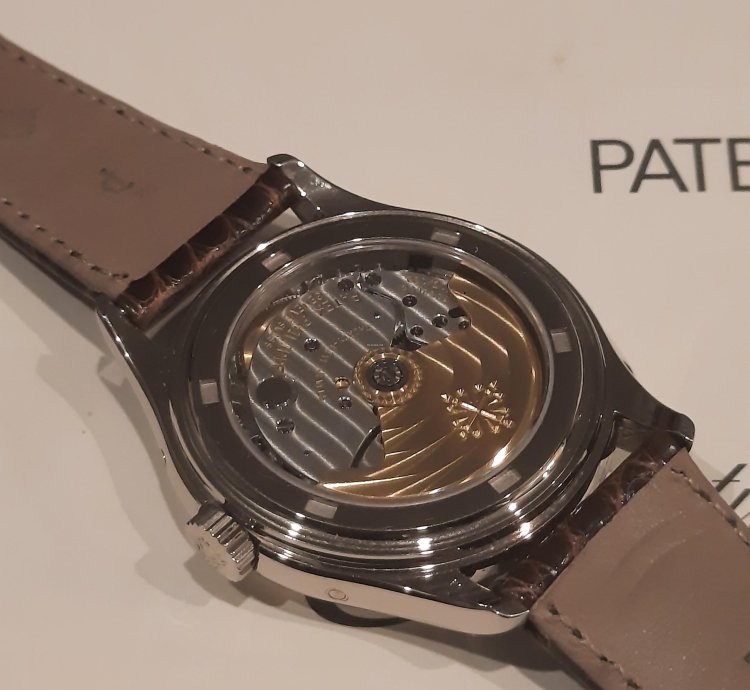 Patek Philippe Annual Calendar Salmon Dial Full Set watch Is Located In Seattle Wa Usa