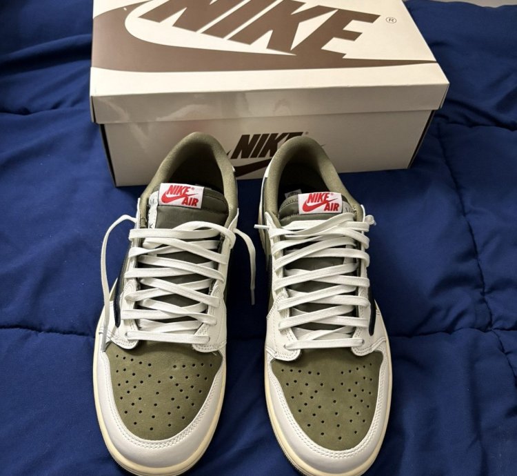 Travis Scott Air Jordan 1 Low - Medium Olive