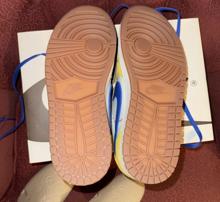 Travis Scott Canary Jordan 1 Retro Low