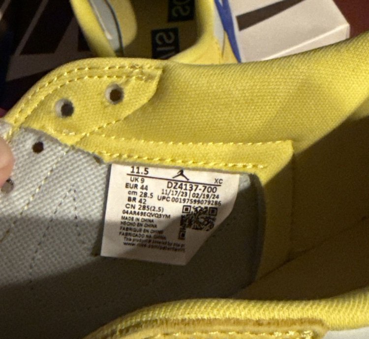 Travis Scott Canary Jordan 1 Retro Low