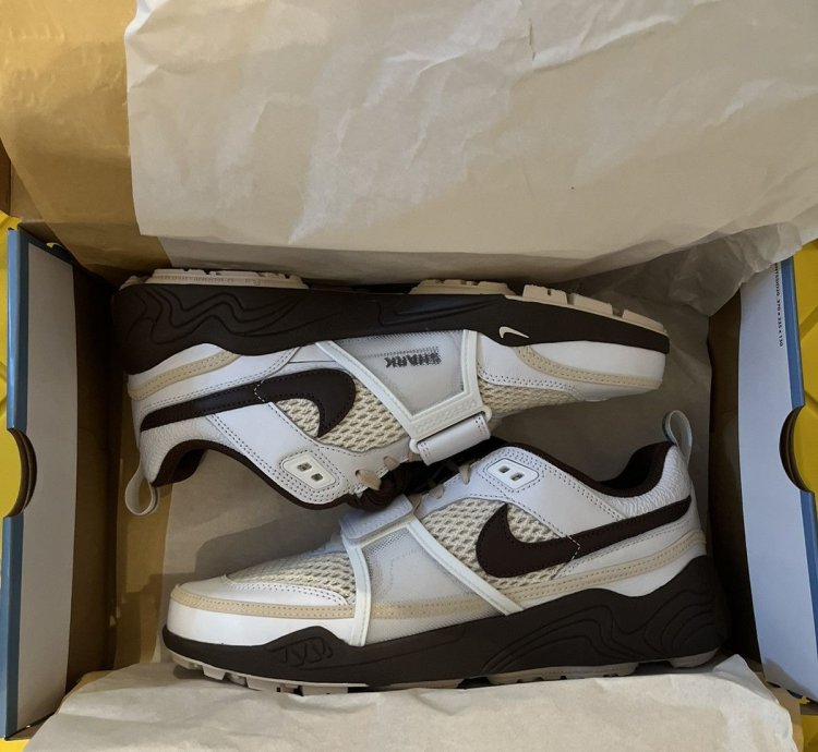 Travis Scott Nike Zoom Field Jaxx - Lt Chocolate