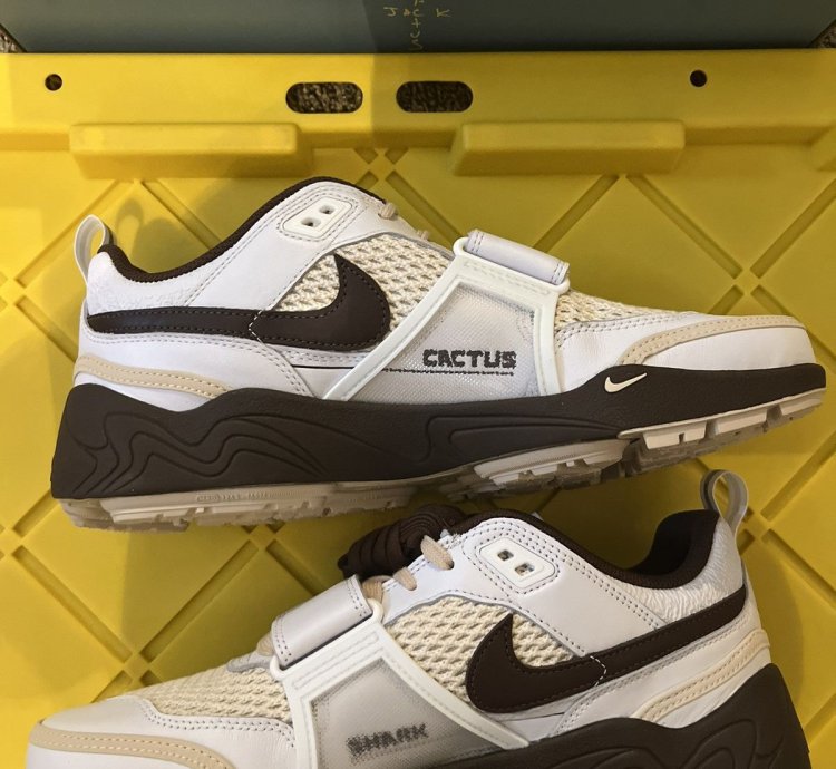 Travis Scott Nike Zoom Field Jaxx - Lt Chocolate