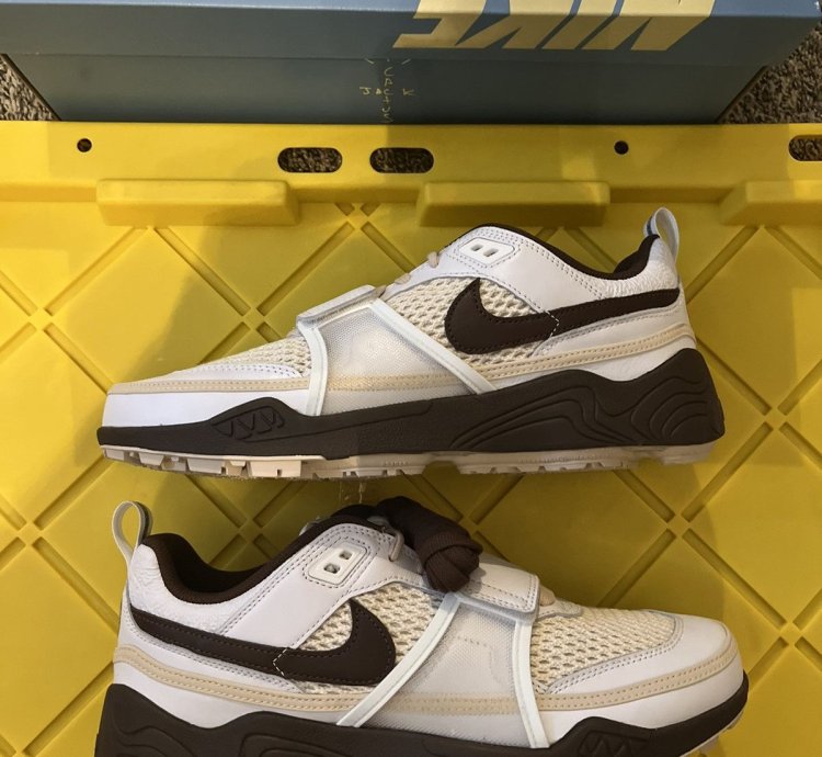 Travis Scott Nike Zoom Field Jaxx - Lt Chocolate