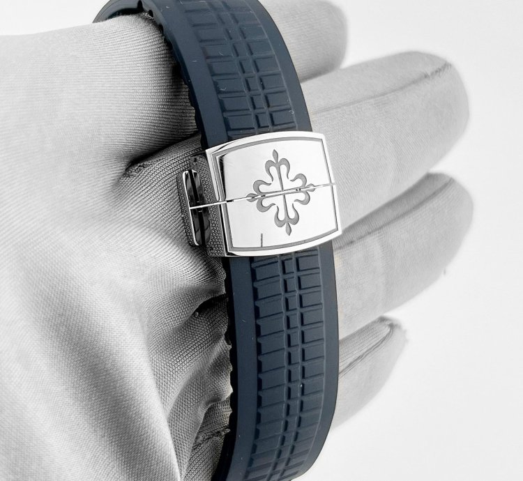 Patek Philippe Aquanaut 5968g-001 White Gold Blue Dial 2022