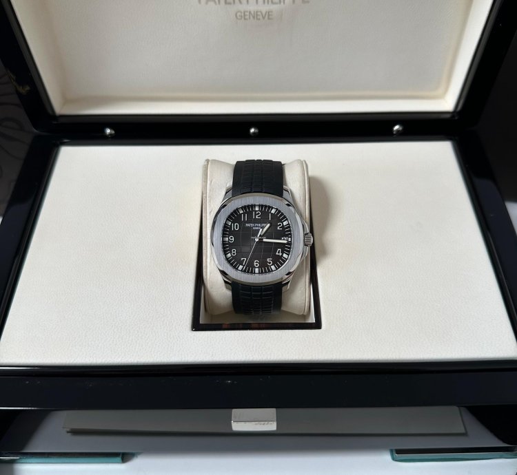 Patek Philippe Aquanaut Fullset 2009 Like New Eu