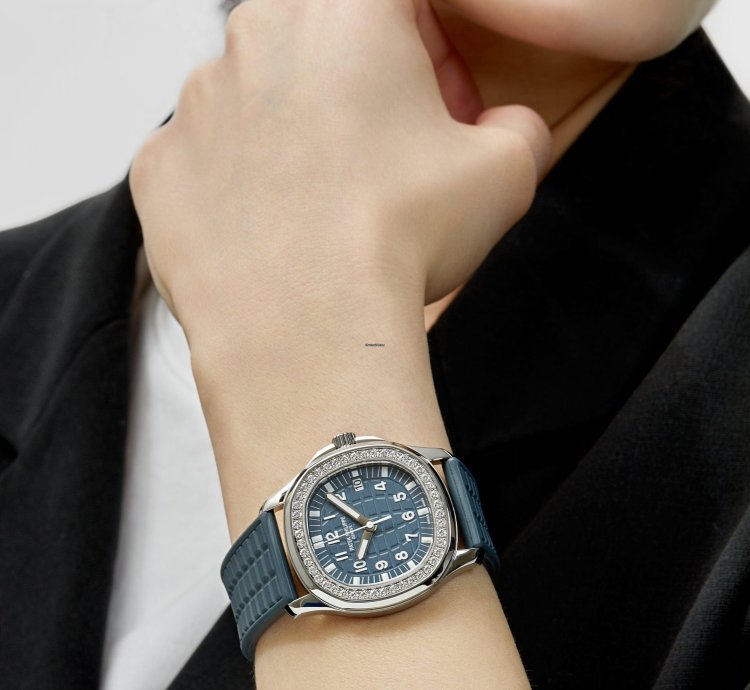 Patek Philippe Aquanaut Luce 5067a-025 Ladies Stainless Steel Blue Dial