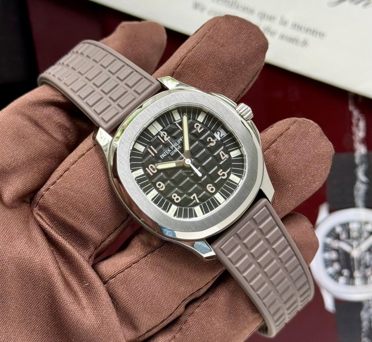 Patek Philippe Aquanaut Ref 5065 Full Set 2005 Serviced Mint