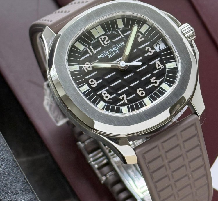 Patek Philippe Aquanaut Ref 5065 Full Set 2005 Serviced Mint