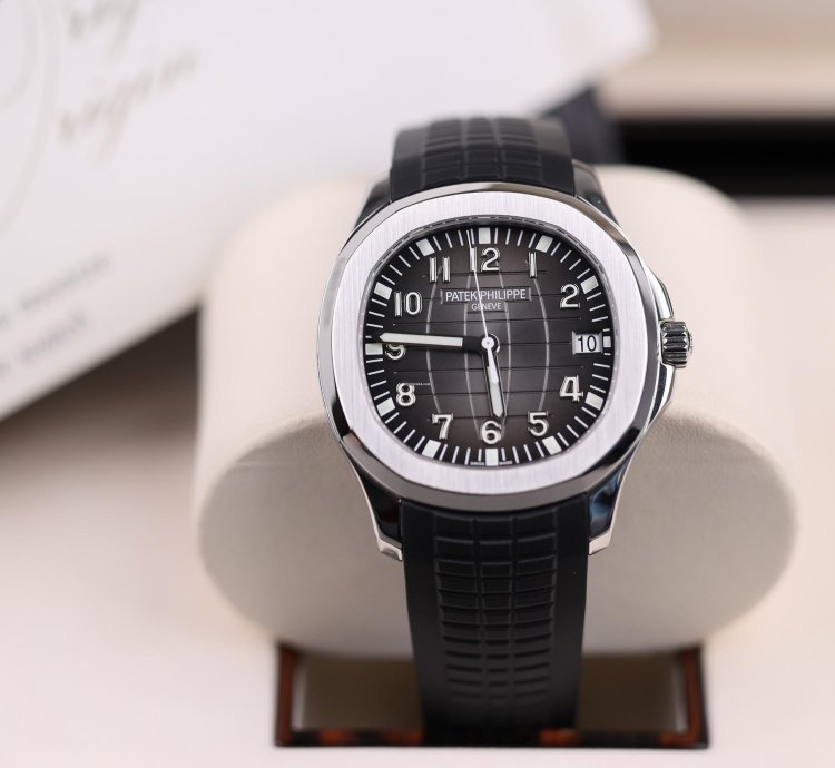 Patek Philippe Aquanaut Stahl Schwarz - 2016 - Europa - Wie Neu - Fullset