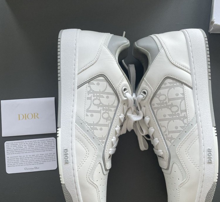 Low-top Sneaker