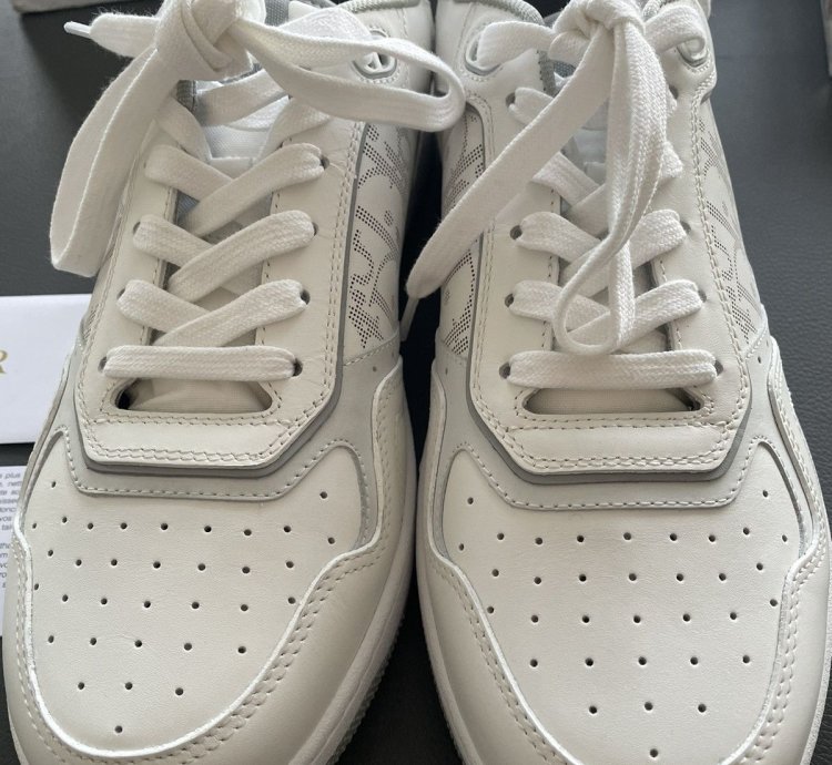 Low-top Sneaker