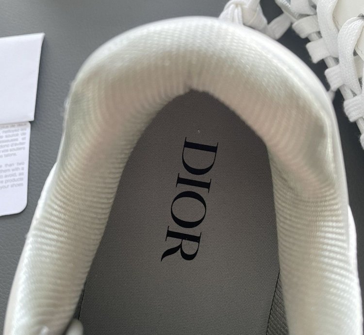 Low-top Sneaker