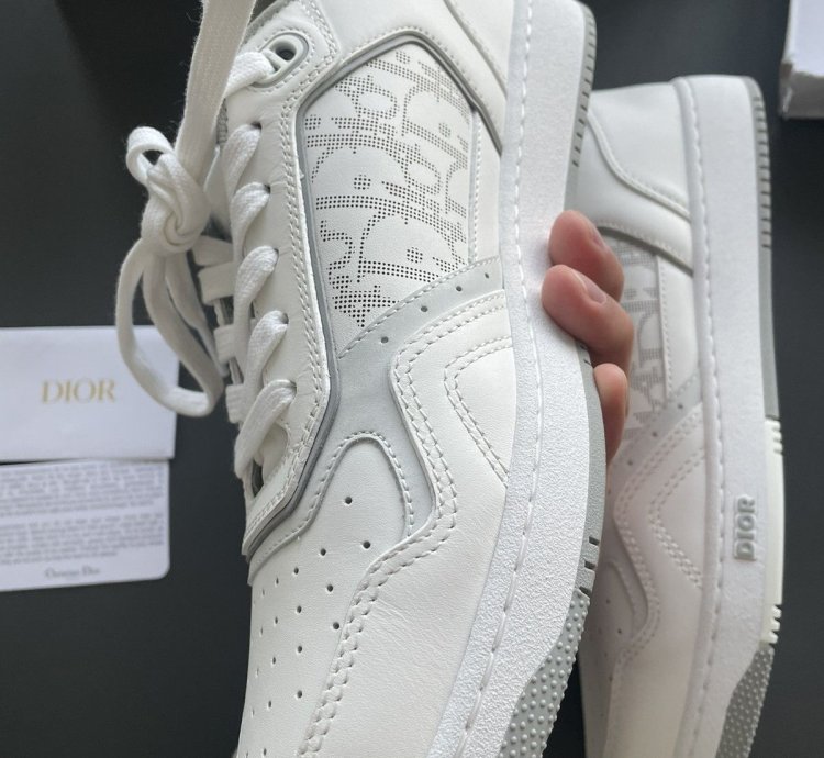 Low-top Sneaker