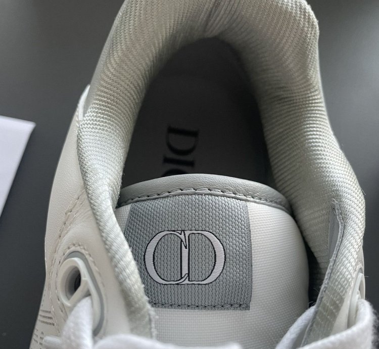 Low-top Sneaker