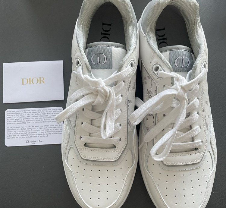Low-top Sneaker