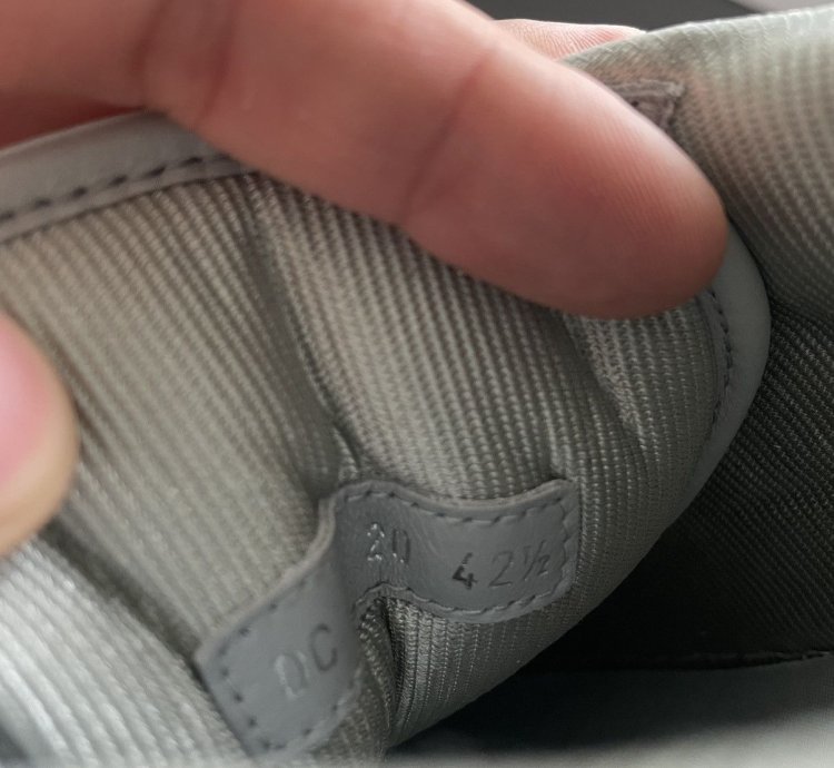 Low-top Sneaker