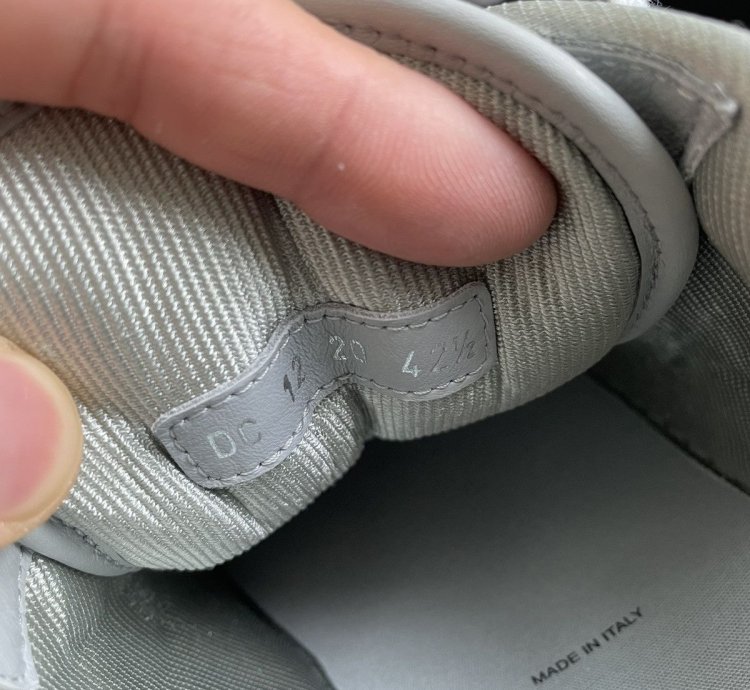Low-top Sneaker