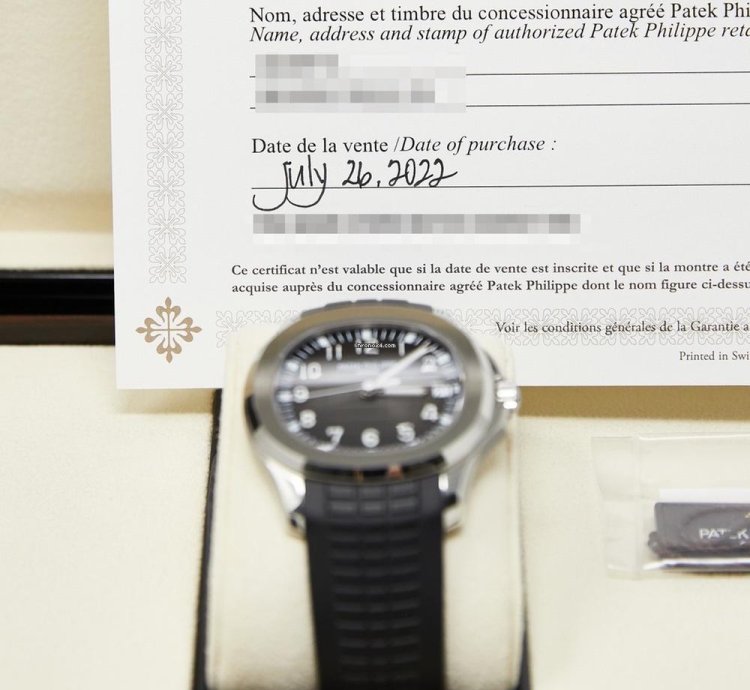 Patek Philippe Aquanaut Stainless Steel Black Dial Complete Set Mint 2022