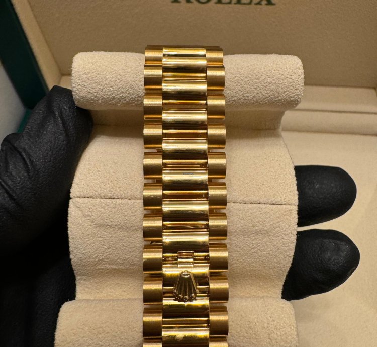 Rolex Day-date 36 36mm Gold White Face Roman Numbers