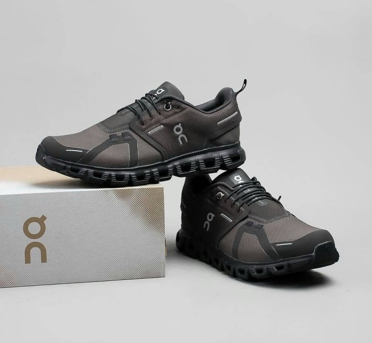 On Cloud 6 Waterproof White Thorn Black
