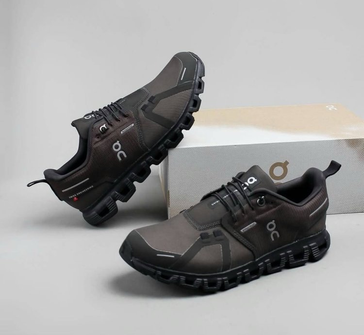 On Cloud 6 Waterproof White Thorn Black