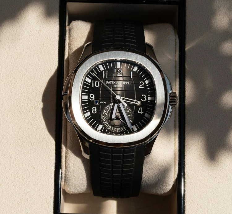 Patek Philippe Aquanaut Travel Time Full Set 2019 Very Good Condition