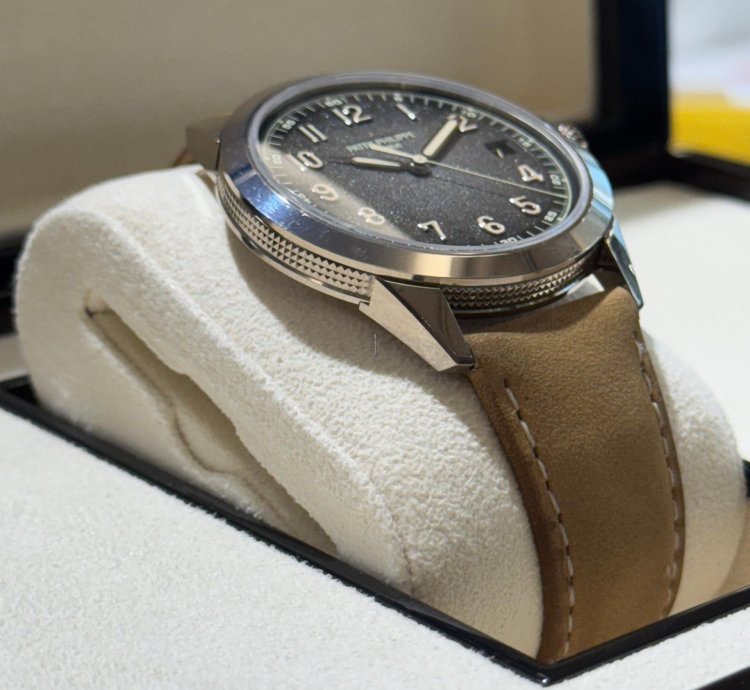Patek Philippe Calatrava 5226g-001