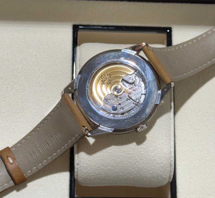 Patek Philippe Calatrava 5226g-001