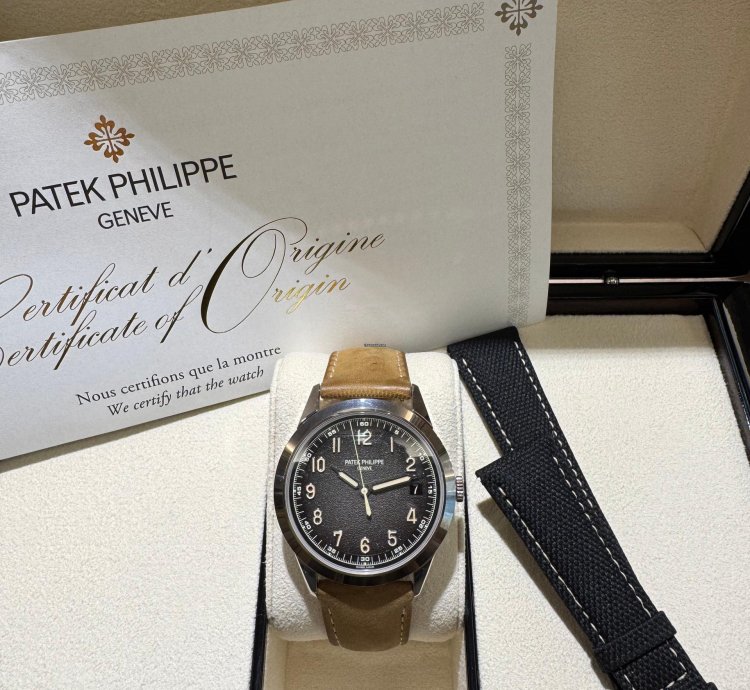 Patek Philippe Calatrava 5226g-001