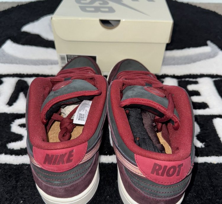Nike Sb Dunk Low Riot Skateshop size 11