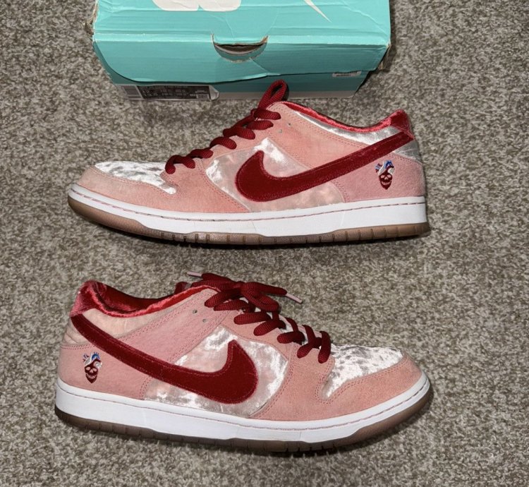Nike Sb Dunk Low Strange Love